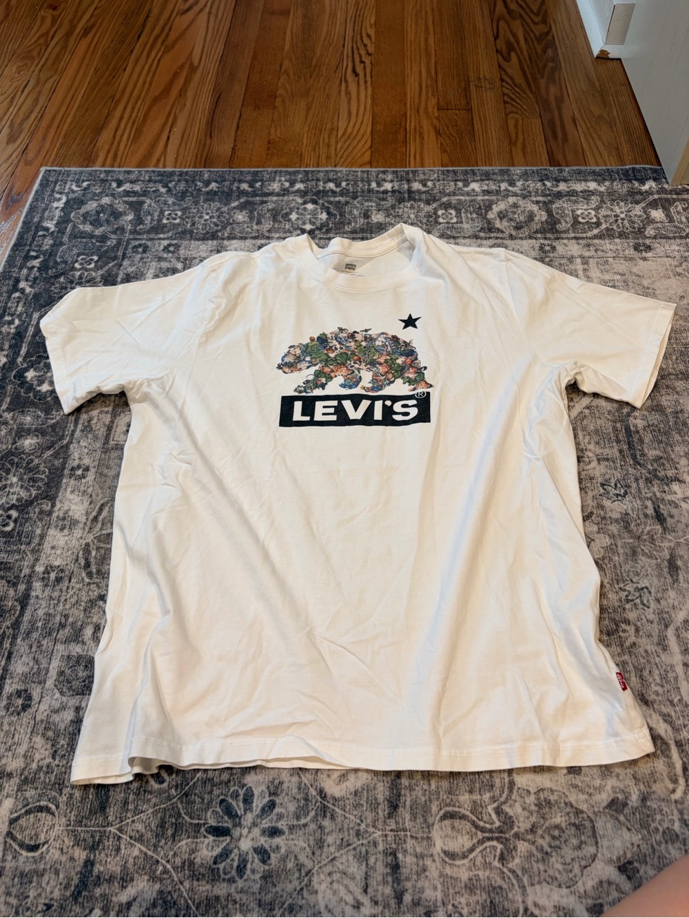 Levi's 100% cotton White Short Sleeve Tee with Floral Bear Graphic
